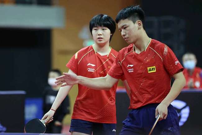 [冰雪]中国女子冰壶队轻松战胜美国队.